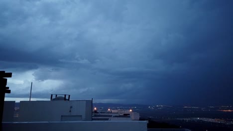 Gewitter-Entsteht-In-Der-Abenddämmerung-über-Querétaro,-Mexiko
