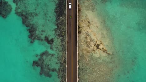 Vogelperspektive-Der-Autobrücke-über-Türkisfarbenem-Wasser-Auf-Einer-Tropischen-Insel