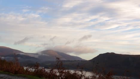 Wolken-Strömen-In-Echtzeit-über-Berge-Im-Lake-District-Nationalpark,-Cumbria,-Vereinigtes-Königreich