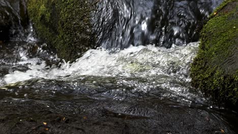 Nahaufnahme-Des-Wassers-Aus-Dem-Burbage-Bach,-Der-über-Felsen-In-Der-Padley-Schlucht-Im-Peak-District-Nationalpark-Im-Vereinigten-Königreich-Fließt