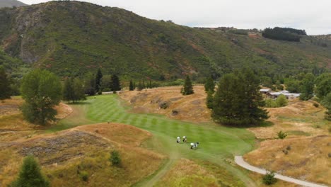Slowmo---Fliegen-über-Golfplatz-In-Neuseeland---Antenne