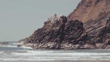 Waves-Hitting-giant-rocks-on-Oregon-Coast
