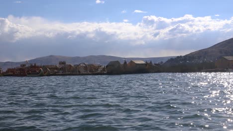 Botes-Puma-En-El-Lago-Titicaca-Solían-Viajar-Por-Las-Islas-De-Los-Uros,-Puno,-Perú,-América-Del-Sur