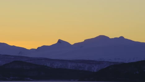 Montañas-Lejanas-Y-Panorama-De-La-Puesta-De-Sol-Desde-El-Norte-De-Noruega