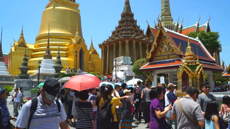 Bangkok,-Tailandia:-Alrededor-De-Una-Escena-De-Lapso-De-Tiempo-De-Un-área-Llena-De-Turistas-En-El-Templo-Esmeralda-En-Bangkok,-Tailandia
