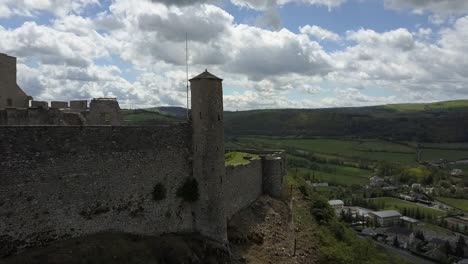 Vista-Aérea-De-Las-Ruinas-Del-Castillo-De-Chateau-De-Severac-En-Aveyron,-Francia,-Europa