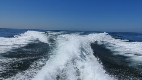 Nachlauf-Von-Wasser,-Das-Von-Hinten-Von-Einem-Sich-Schnell-Bewegenden-Motorboot-An-Einem-Tag-Mit-Klarem-Himmel,-Blauem-Meer,-Wasseroberfläche-Gesehen-Wird