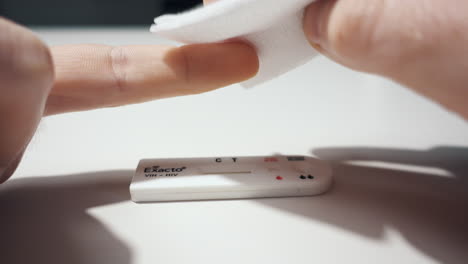 Sterilisieren-Eines-Fingers-Vor-Der-Verwendung-Einer-Lanzette-Für-Einen-HIV-Test-Zu-Hause