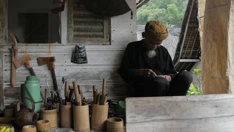 Zeitlupe-Eines-Alten-Muslimischen-Mannes,-Der-Im-Traditionellen-Sundanesischen-Dorf-Kampung-Naga-Holz-Bearbeitet