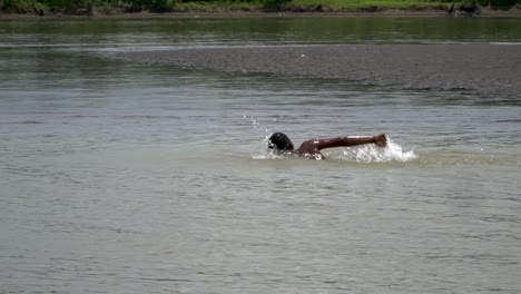 Zeitlupe,-Kamerafahrt-Eines-Jungen-Mannes,-Der-Im-Fluss-Papua-Neuguinea-Schwimmt