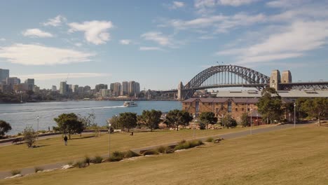 Park-Mit-Blick-Auf-Den-Hafen-Von-Sydney,-Hafenbrücke-Und-Wunderschönem-Gras-In-Sydney,-Australien