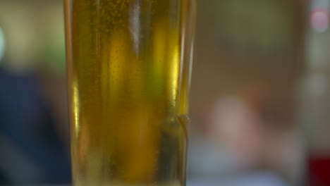 Movimiento-De-Burbujas-Dentro-De-Un-Vaso-Con-Cerveza-Fresca