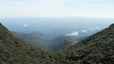 Luftaufnahme-Zwischen-Zwei-Tropischen-Regenwaldbergen,-Brasilien,-Südamerika