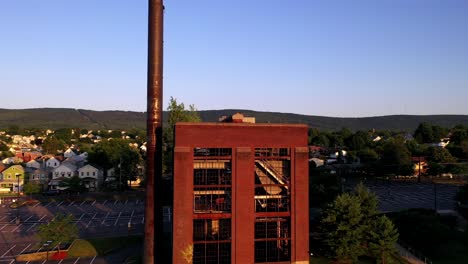 Abandoned-building-in-Wilkes-Barre,-Pennsylvania-and-moon-rising-while-the-sunsets