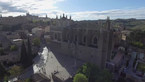 Luftvideo-Des-Klosters-San-Juan-De-Los-Reyes-Und-Ansichten-Von-Toledo,-Spanien