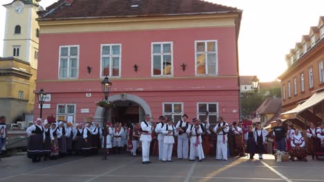 Grupo-De-Danza-Folclórica-Realiza-Un-Espectáculo-Para-Turistas-En-Zagreb,-Croacia