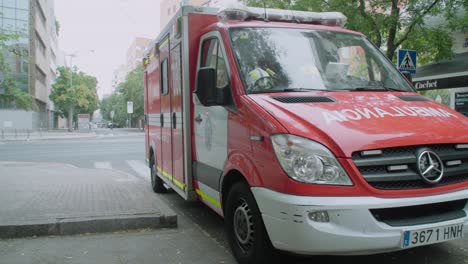 Feuerwehr-Krankenwagen-Parkte-Auf-Dem-Bürgersteig-In-Sevilla,-Spanien,-Vorderansicht