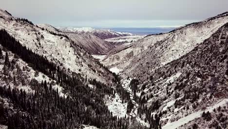 Valle-De-Nieve-En-La-Cordillera-De-Tien-shan-Del-Norte-En-Kirguistán