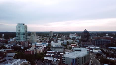 Luftaufnahmen-Drängen-In-Die-Skyline-Von-Durham-In-North-Carolina