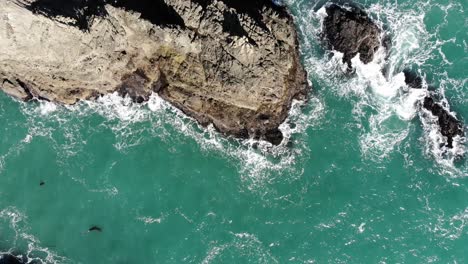 Drone-Vuela-Sobre-Pilas-De-Mar-E-Islotes-Cerca-De-La-Costa