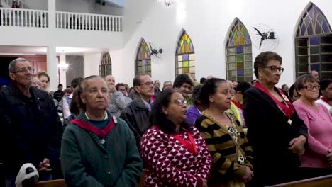 Servicios-Masivos-En-Una-Pequeña-Iglesia-De-Pueblo-En-Rio-Vermelho,-Minas-Gerais,-Brasil