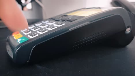 Eingabe-Der-PIN-5483-Für-Die-Kreditkarte-Am-Kontaktlosen-POS-Terminal