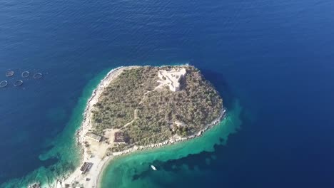 Malerische-Küste-In-Albanien-Mit-Einer-Burg-Auf-Einer-Insel-An-Der-Albanischen-Riviera