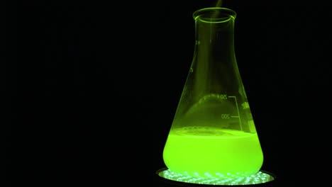 Adición-De-Sustancia-Al-Químico-Líquido-Verde,-Experimento-De-Química-Científica,-4k