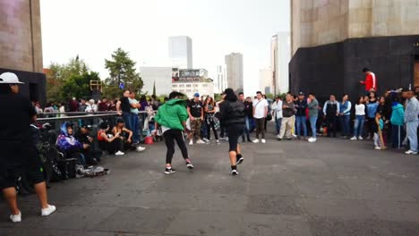 Urbane-Tänzer-Am-Denkmal-Der-Mexikanischen-Revolution