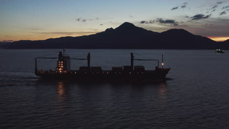 Logistik-Frachtschiff-Fährt-Nachts-In-Richtung-Südchinesisches-Meer