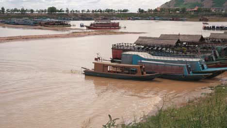 Boat-Coming-in-to-Dock-in-Tonle-Sap-Lake