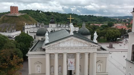 Aerial-shot-moving-towards-main-facade-of-Vilna´s-Cathedral,-in-Vilna,-Lithuania