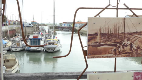 Blick-Auf-Den-Hafen-Von-Saint-Trojan-les-Bain-Auf-Der-Insel-Oléron-Mit-Einem-Alten-Foto-Im-Vordergrund-Zum-Vergleich
