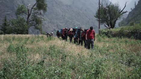 Montañeros-Del-Himalaya-De-Un-Instituto-De-Formación-De-Montañismo-En-Su-Camino-Hacia-El-Sendero