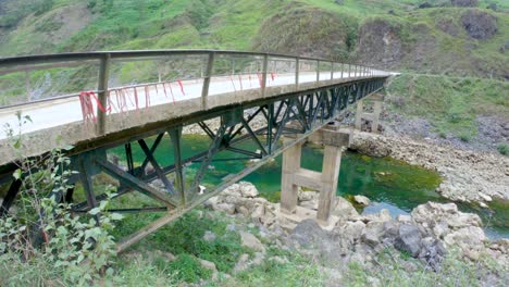 Un-Viejo-Puente-Desvencijado-Conecta-A-Las-Comunidades-Del-Lado-De-Las-Montañas-En-El-Norte-De-Vietnam