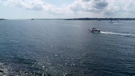 Die-Ikonische-Landschaft-Von-Newport-Rhode-Island-Wird-Von-Einer-Bootsladung-Touristen-In-Der-Nähe-Von-Ft-Genossen