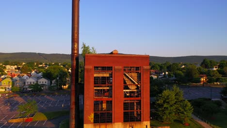 Edificio-Cerrado-En-Wilkes-Barre,-Pennsylvania-Puesta-De-Sol-Y-Luna