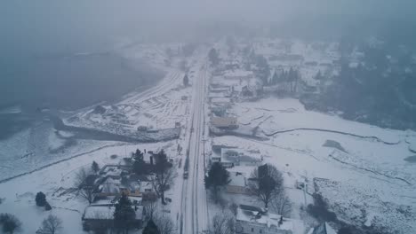 Verkehr-Bei-Verschneitem-Wetter-In-Rockland,-Maine,-USA