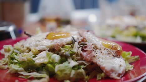Gesunden-Salat-Und-Eier-Mit-Kürbiskernen-Belegen