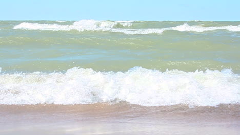 waves-crash-onto-the-beach-in-slo-mo