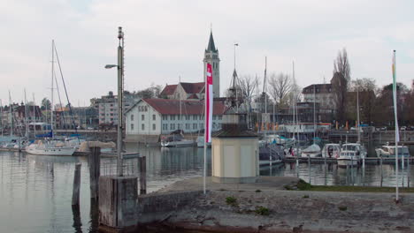 Einfahrt-In-Einen-Hafen-In-Der-Schweiz