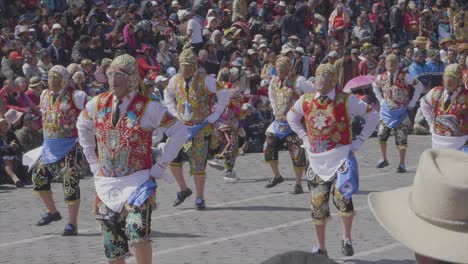 Imágenes-En-Cámara-Lenta-De-Bailarines-De-Virgen-Del-Carmen-En-Ropa-Tradicional-En-Cusco,-Perú