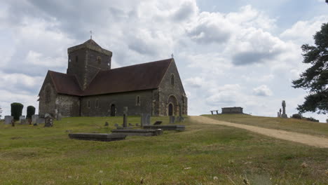 Zeitraffer-Der-St.-Martha-Kirche-Im-Süden-Englands,-Auf-Einem-Hügel-Mit-Blick-Auf-Die-Landschaft-Gelegen,-Wolken-Ziehen