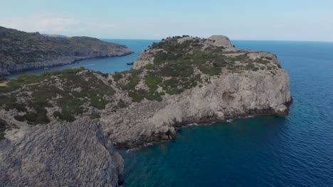 Luftaufnahmen-Einer-Felsigen-Küste-Mit-Beeindruckenden-Klippen-Am-Mittelmeer