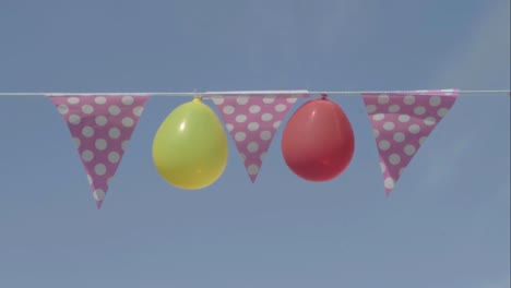 Bunting-Polka-Dot-Mit-Luftballons-Vor-Blauem-Himmel