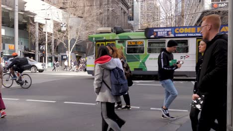 Metrajes-De-Tráfico-Durante-El-Día-De-Melbourne-Pasajeros-Caminando-Intersección-En-Melbourne-Cbd-Transporte-Público-De-Melbourne-Tranvía-De-Melbourne,-Tren-De-Melbourne,-Autobús-De-Melbourne