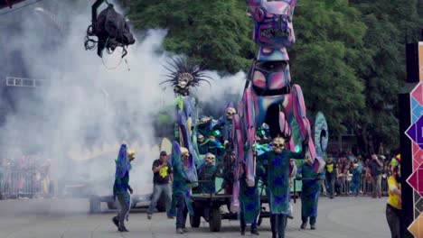 Desfile-Del-Día-De-Los-Muertos:-El-Títere-De-Perro-Gigante-Cobra-Vida-Durante-El-Desfile