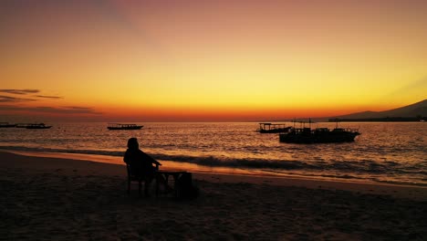 Sonnenuntergang-über-Der-Tropischen-Insel-Der-Philippinen-Mit-Touristen-Und-Booten,-Die-Auf-Dem-Meer-Segeln
