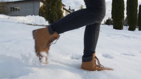 Mujer-Caminando-Por-La-Nieve-Del-Invierno-Con-Botas