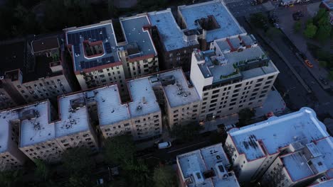Luftaufnahmen-über-Dem-Ballfeld-Und-Den-Dächern-Im-New-Yorker-Stadtteil-Harlem-Kurz-Nach-Sonnenaufgang